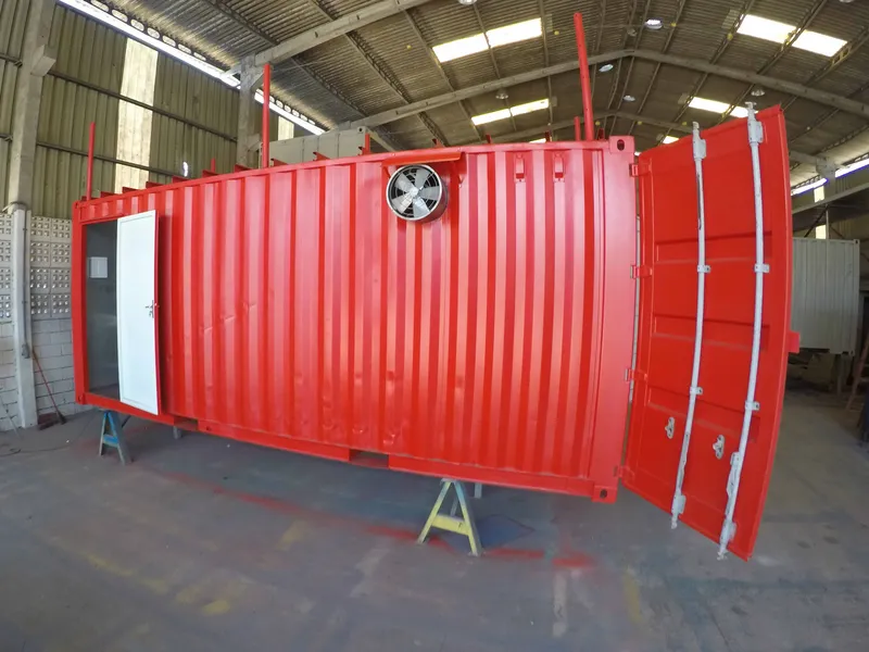 Container vermelho da lanchonete com a lateral aberta e exaustor instalado
