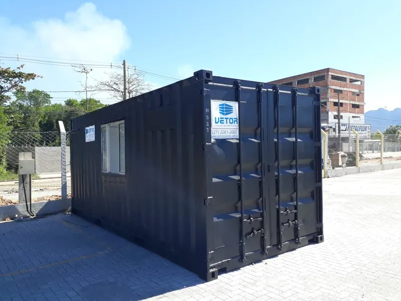 Stand de vendas em container preto com porta de vidro